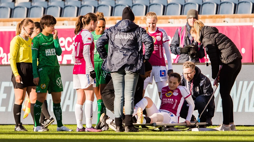 Helén Eke tas omhand i samband med skadan i den allsvenska premiären.