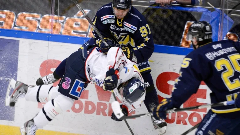 HV:s Andreas Jämtin och LHC:s Rastislav Pavlikovsky vid sargen under söndagens kvartsfinal 3 i bäst av 7 mellan HV71 och Linköpings HC i SM-slutspelet i ishockey i Kinnarps arena i Jönköping.