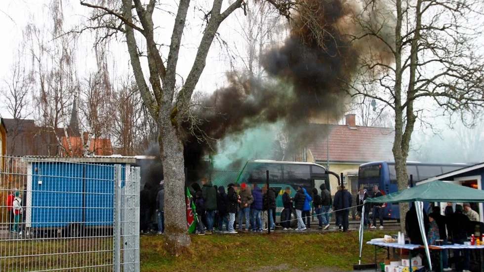 ÅTVIDABERG 2012-04-06 GAIS-fansen sätter eld på någon sorts smällare utanför sin buss vid ankomsten till Kopparvallen i Åtvidaberg för fredagens match i allsvenskan mellan Åtvidabergs FF och GAIS.
Foto: Stefan Jerrevång / SCANPIX / Kod: 60160