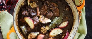 Viltgryta med kanel, äpple, fikon och valnötter