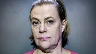 Skådespelerskan Anna Carlson spelar monologen "Ett år av magiskt tänkande" på Uppsala stadsteater