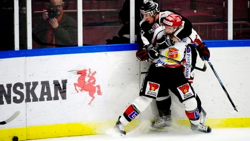 100316 Ishockey, Play-off 2, Malm - Almtuna: Julius Larsson, Almtuna och Jan Urbas, Malm
© Bildbyrn - 30011