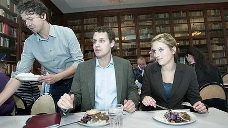 Markus Hed, Jon Stridg och Kristina Ekholm åt lunch på Värmlands nation.