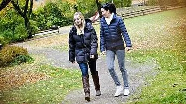 Karolina Sandberg och Lina Nilsson har slagit vad och skall gå 24 timmar i sträck.