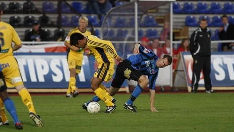 Fredrik Olsson i kamp om bollen med en Ängelholmare.