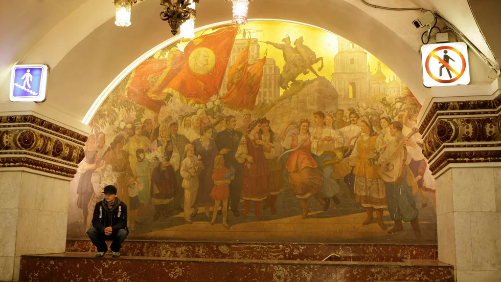 Glada ukrainska bönder hyllar den sovjetiske ledaren Lenin. Jättemosaiken är ett exempel på propagandabilder i Moskvas tunnelbana. Arkivbild.