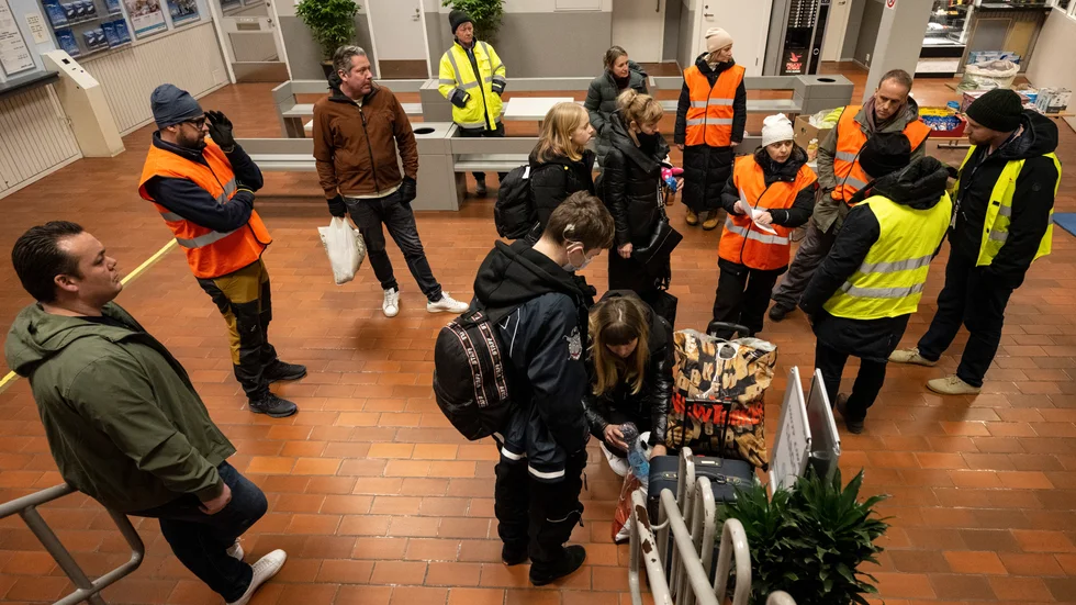 Flyktingar från Ukraina får under lördagen information från Migrationsverket och Refugees Welcome Sweden i färjeterminalen i Ystad.