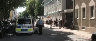 TV: Upprörd stämning utanför kommunhuset – ett 50-tal personer blockerade vägen