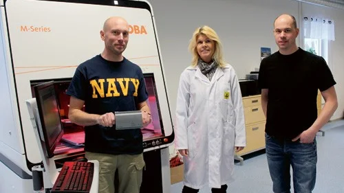 Tim Eriksson och Nicklas Eriksson var båda glada för att Camilla Nordin kom till Allelektronik för att titta på deras verksamhet.