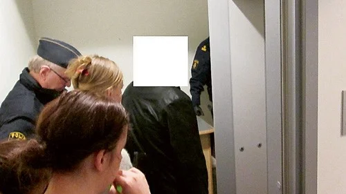 Mariannelundsföretagaren på väg genom säkerhetskontroll i sista minuten.