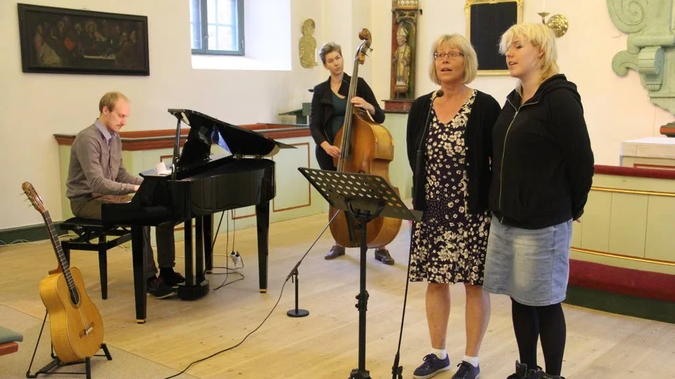 Släkt. Här repterar delar ur familjen Erlandsson. Från vänster: Anders Carlsson, Maria Erlan Carlsson, Kristina Erlandsson och Fanny Liljeqvist.