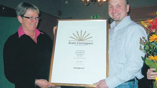 Eva Abelsson från Företagarna delade ut utmärkelsen Årets företagare till en märkbart glad Kalle Nilsson på Eksjö lantbruksservice AB.