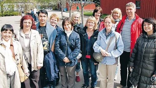 Förbrödring och försystring mellan turkiska, belgiska och svenska lärare på Bäckskolans skolgård i Kisa.