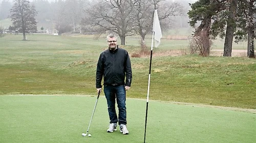 Niklas Lindberg, ordförande för Lysingsbadets golfklubb, är glad över att de satsar på konstgräs på sina greener.