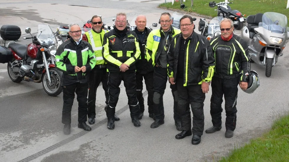 Sju av de nio vännerna som nu är på väg med motorcykeln från Vimmerby ut i Europa: Urban Sundqvist, 73 år (BMW), Inge Johansson, 77 år (Honda), Sven-Erik Petersson, 70 år (Kawasaki 900), Anders Karlsson, 63 år (Yamaha), Lasse ”Plåt” Karlsson, 77 år (BWM 1200), Hans-Bertil Blom, 73 år (Kawasaki), John-Olof Holmström, 76 år (BMW 1200).