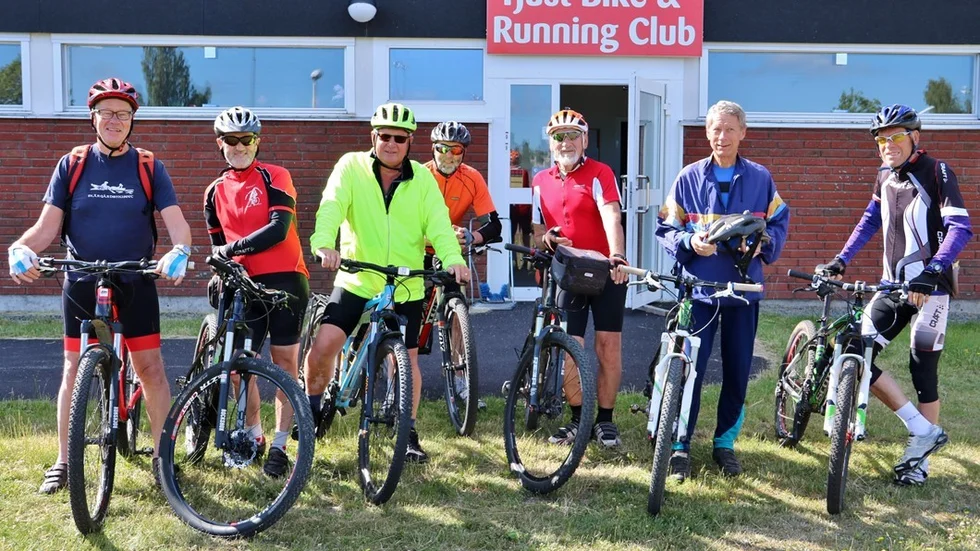 Mountainbikegänget samlas varje tisdag och bestämmer från gång till gång vilken tur de ska cykla. Foto: Liselotte S Johansson