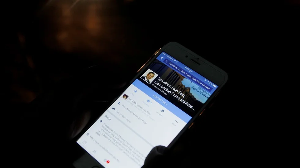 Ett gäng frågade en ensam kille om vad klockan var och stal då dennes telefon.