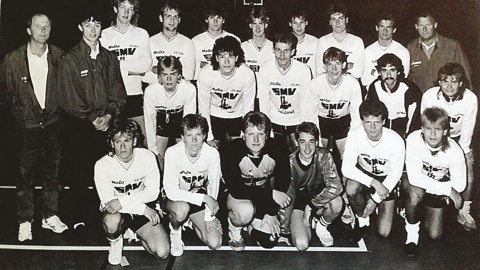 En gammal lagbild från förr. I jubilerande Hebe spelade då bland annat Jerker Eriksson, Niklas Andersson, Peter Lampert, Jerker Lockström, Ola och Ulf Ståhlgren, Johan Aronsson, Roger Ljungberg, Michael Rinaldo (fd Nilsson), Angelos Patlis, Patric Engvist och längst upp till höger ledare Jan Kennmark som fortfarande är aktiv i styrelsen.