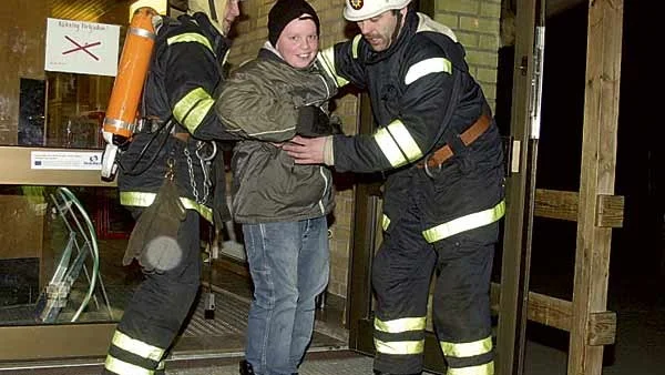 Rökdykarna kunde snabbt hitta de båda barnen som "gått vilse i röken". De räddades ut i friska luften och togs omhand.