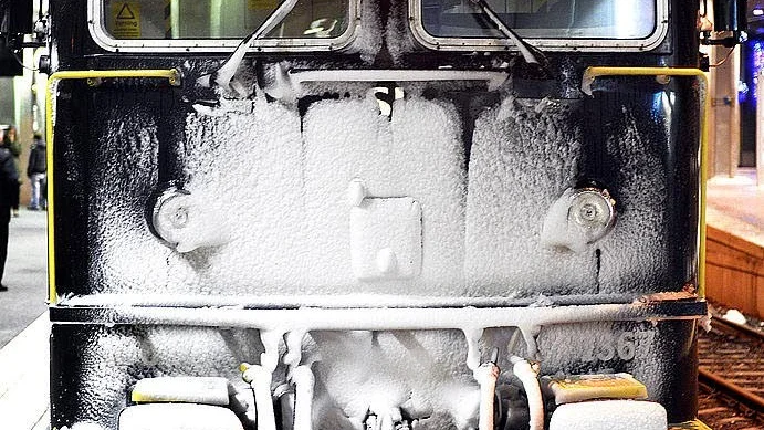 Snö plus tåg. Inga problem på andra håll.