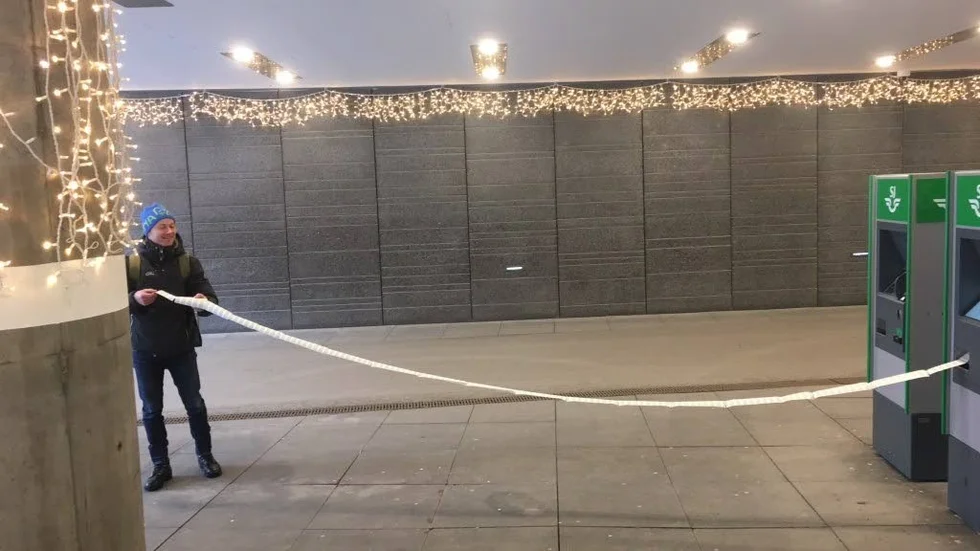 Familjen Hogstad fick en rejäl överraskning när den 3,5 meter långa tågbiljetten vällde ut ur automaten på Resecentrum.