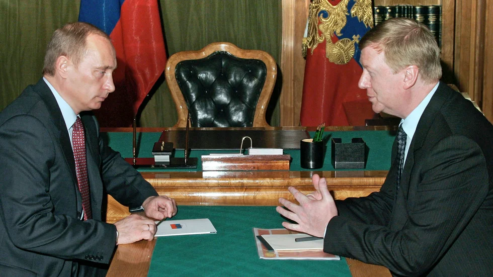 Anatolij Tjubajs (till höger) tillsammans med president Vladimir Putin. Bilden är från 2005 och distribuerad av Kremls presstjänst.