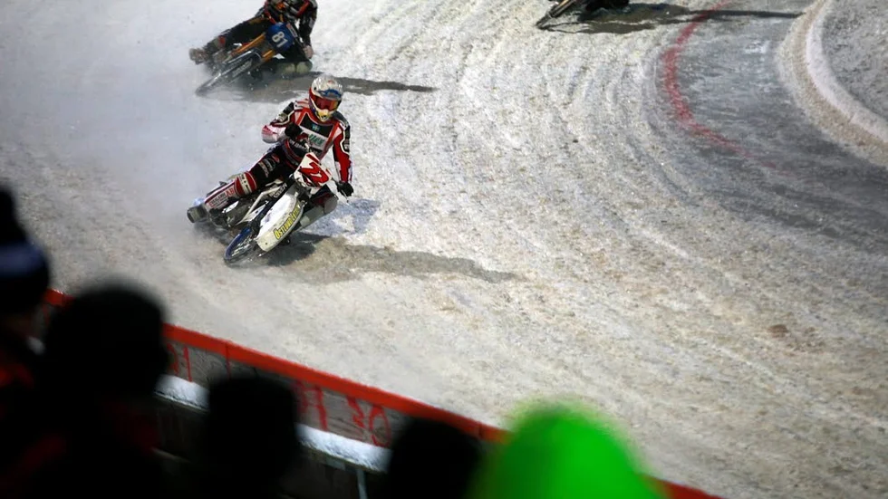 Fartfyllt. Jonas Andersson, i vit hjälm, susar ut genom en kurva under SM-finalen 2018.