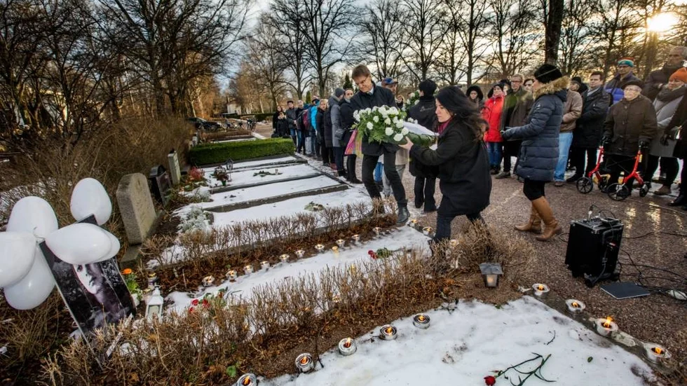 Kransnedläggning till minne av Fadime Sahindal på Gamla kyrkogården i Uppsala.