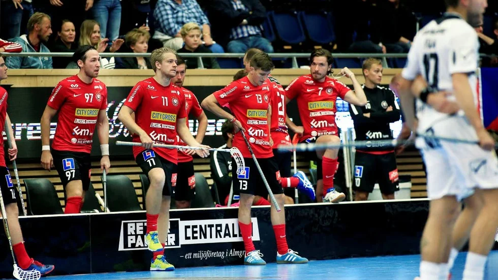 Depp. Storvreta, med lagkaptenen Mattias Samuelsson (13) föll tungt i den fjärde semifinalen. Match fem spelas på torsdagskvällen.