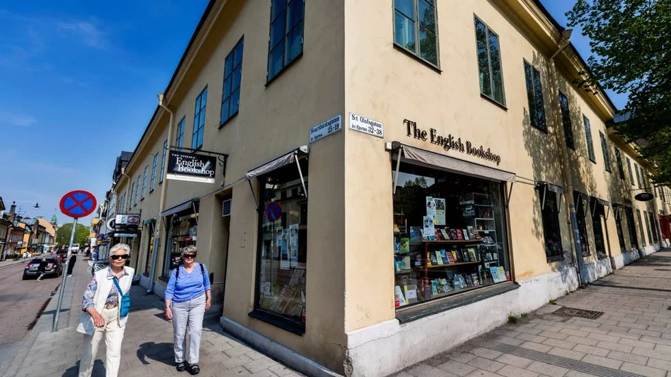 The English Bookshop ligger i korsningen Svartbäcksgatan-S:t Olofsgatan i centrala Uppsala. I höst öppnas en tredje butik i Göteborg.
