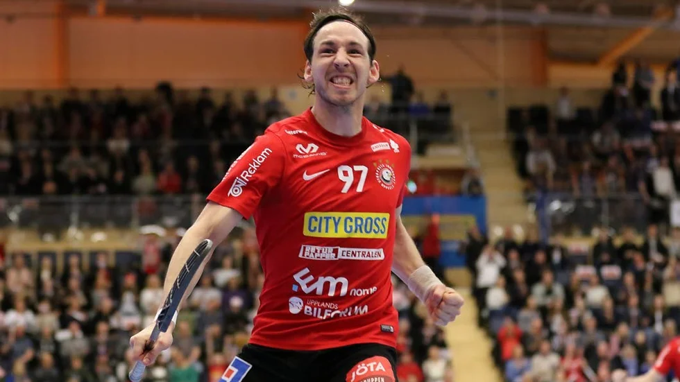 Fyramålsskytt. Robin Nilsberth klev fram för sitt Storvreta i den galna semifinalserien mot Mullsjö. Fyra mål blev det för landslagsbacken i 10–7-segern.