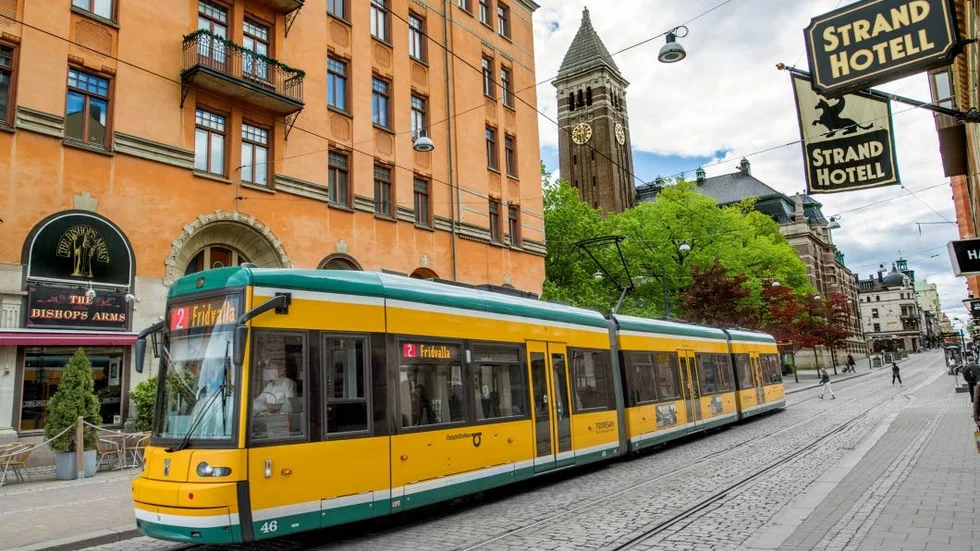 Spårvagn – snart i Uppsala? Liberalerna vill inte att kommunen ska binda sig vid spårvägsbygge. Bilden visar en spårvagn i Norrköping.