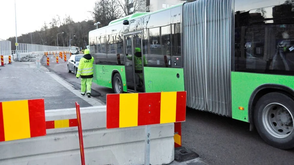 Det var många bilar som försökte smita förbi avspärrningen tillsammans med bussarna som får köra längs Sjukhusvägen.