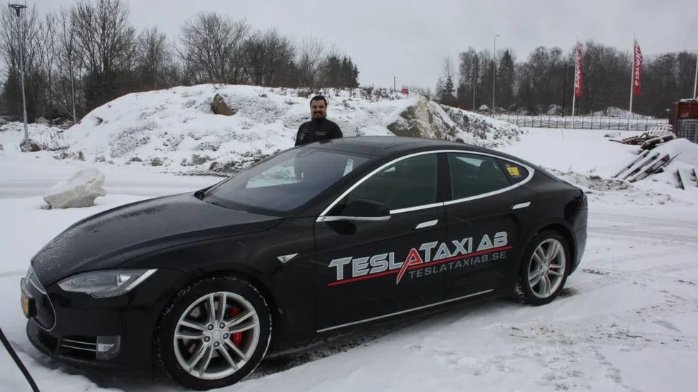 Tesla taxi. Teslataxin är en av de elbilar som finns i Enköpings kommun.