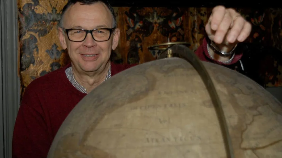 Tapeten i gyllenläder bakom Jacob von Ehrenheim är ett verk av Aegidus Jacobs i Flandern cirka 1710. Jordgloben, på vilken Jacob pekar ut den rutt han gick som ung lättmatros, är tillverkad av Anders Åkerman i Uppsala år 1766. 

Foto: Sven-Åke Haglund