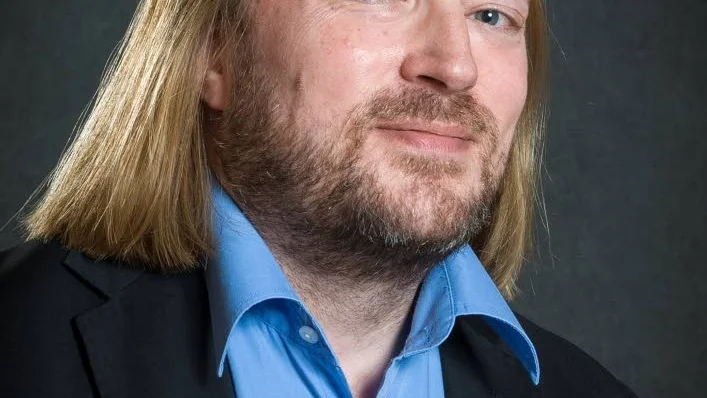 Sverker Åslund betonar att man verkligen inte behöver vara utbildad filmvetare för att delta i tisdagens frågesport på Ktvå. Själv är han politiker för Vänsterpartiet och sitter i regionfullmäktige. 