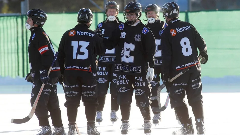 Stabilt. Trots en svag första halvlek kunde ESK Bandy besegra Norrtull enkelt med 13–3.