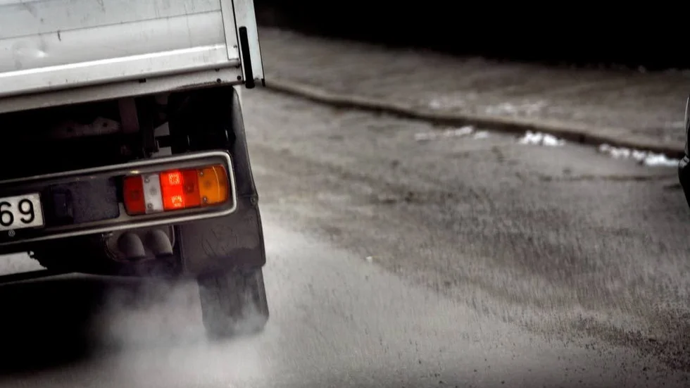 Miljöbrott. Lastbilsföraren lät bilen gå på tomgång i nästan 14 timmar.