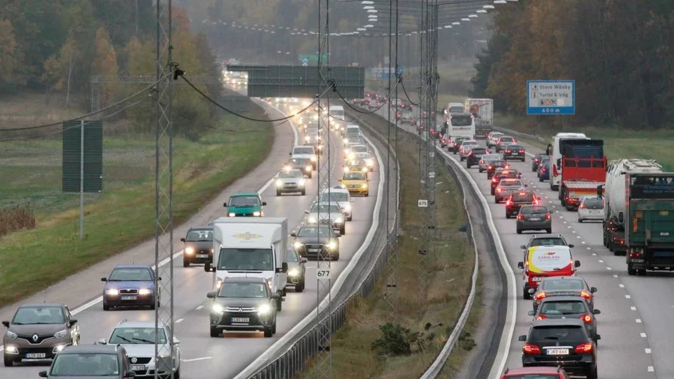 Arkivbild. Nu väntar en av årets mest trafikintensiva helger. Polisen och Trafikverket uppmanar till lugn och försiktighet i helgtrafiken.