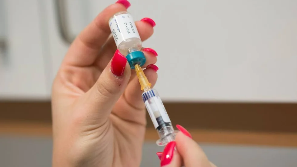 Två doser. För att få ett fullgott skydd mot mässling krävs två vaccindoser.
