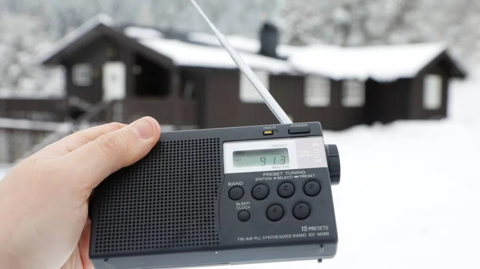 Musik eller oljud stör inslagen på radion.