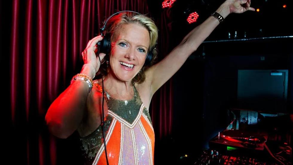 Dj. Madelein "Dj Gloria" Månsson, som är 72 år, har alltid velat prova på nya grejer.  Dj blev hon för nio år sedan.  "Det är en energikick och ett privilegium" säger hon.