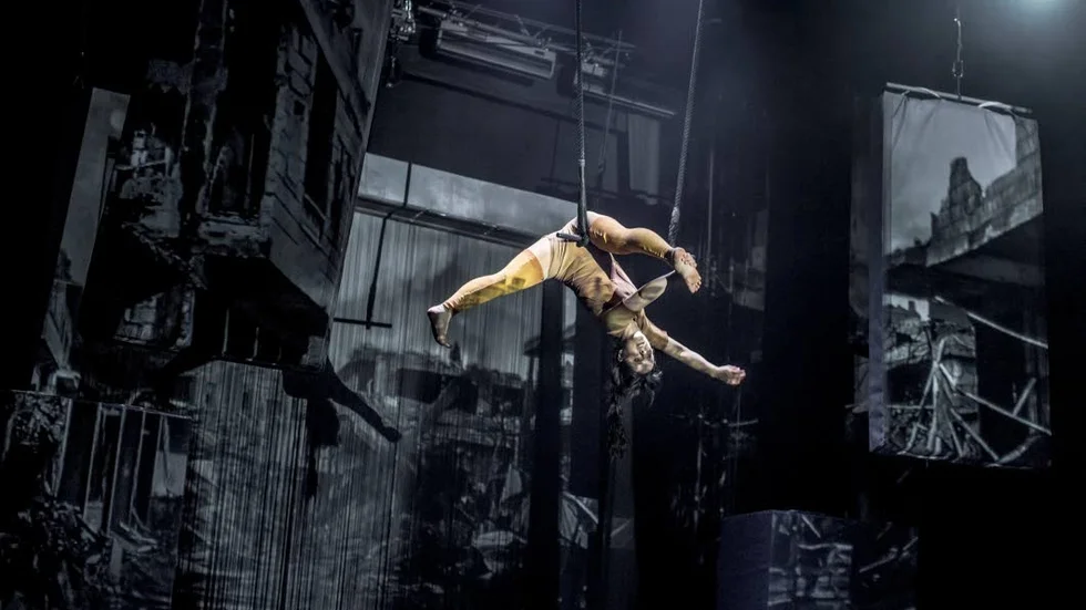 Urban svindel? Luftakrobaten med mera Saara Ahola i Cirkus Cirkörs "Limits" som bland annat handlar om flyktingfrågan, gränser och gränslöshet.
