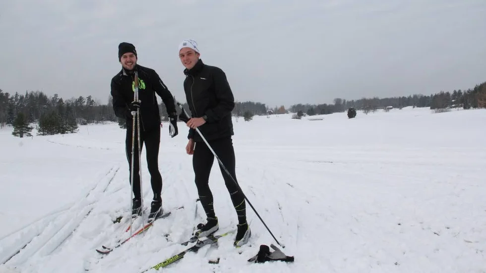 Träningspass. Måns Johnsson och Olle Johnsson ska åka Vasaloppet och passade på att få lite skidträning på söndagen.