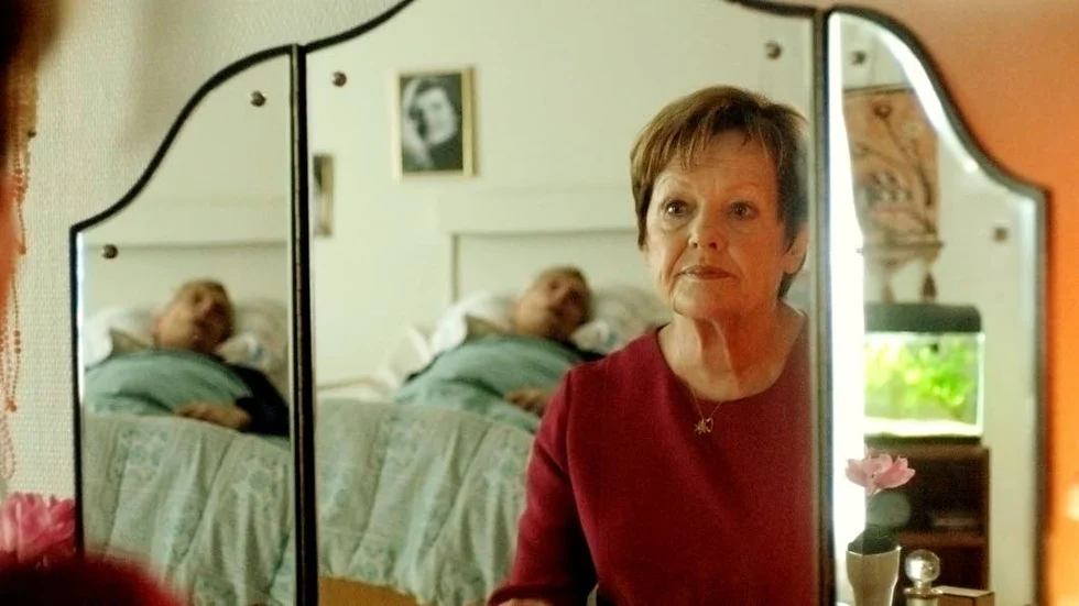 Lily (Ghita Nørby) bor tillsammans med sin förlamade man Max (Jens Brenaa) på ett sjukhem, men känner att hon inte passar in.