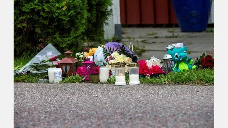Dagen efter mordet på den 9-åriga flickan i Bålsta, utanför bostadshuset.