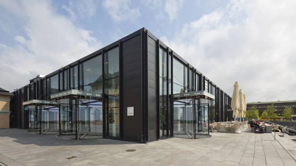 Terminalen vid Uppsala resecentrum med de planerade karuselldörrarna.