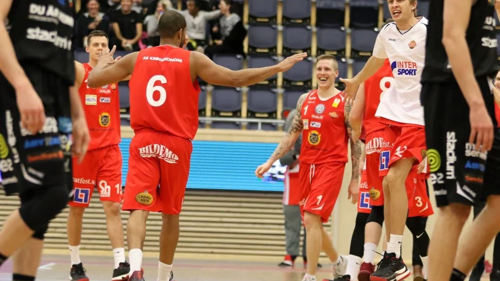 Segerglädje. Taket lyfte och glädjen var stor hos Axel Nordström (nr 1) och de andra på Uppsalabänken efter Oluoma Nnamakas (nr 6) makalösa trepoängare från halva planen.
