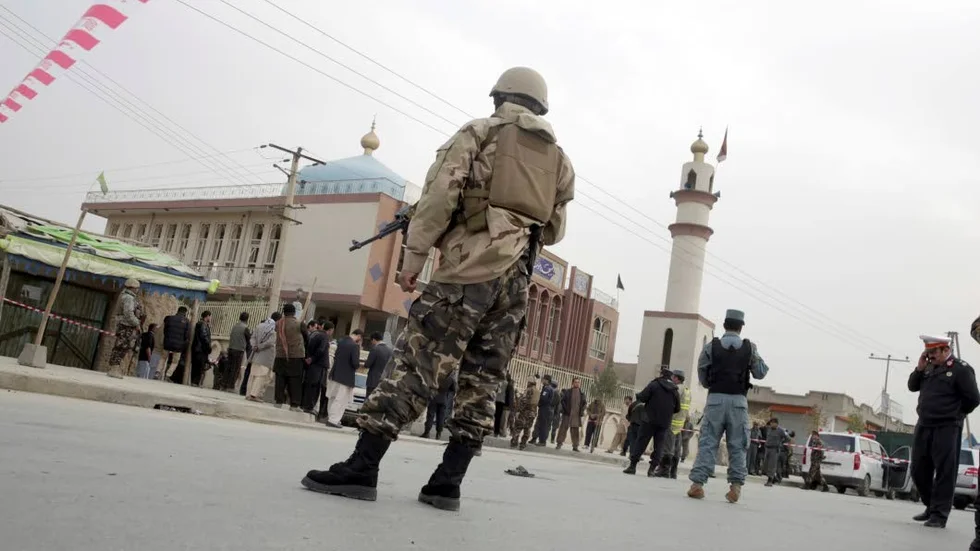 Attentat. Afghanska säkerhetsstyrkor patrullerar utanför Baqir-ul Olum-moskén i Kabul efter en självmordsattack som krävde mer än 30 dödsoffer.