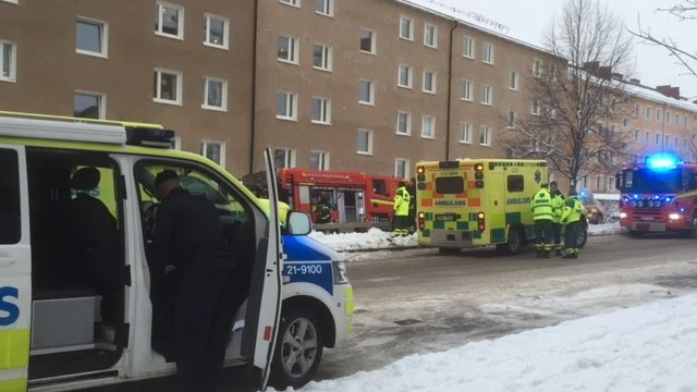 Polis, ambulans och brandkår finns på plats på Hällbygatan.